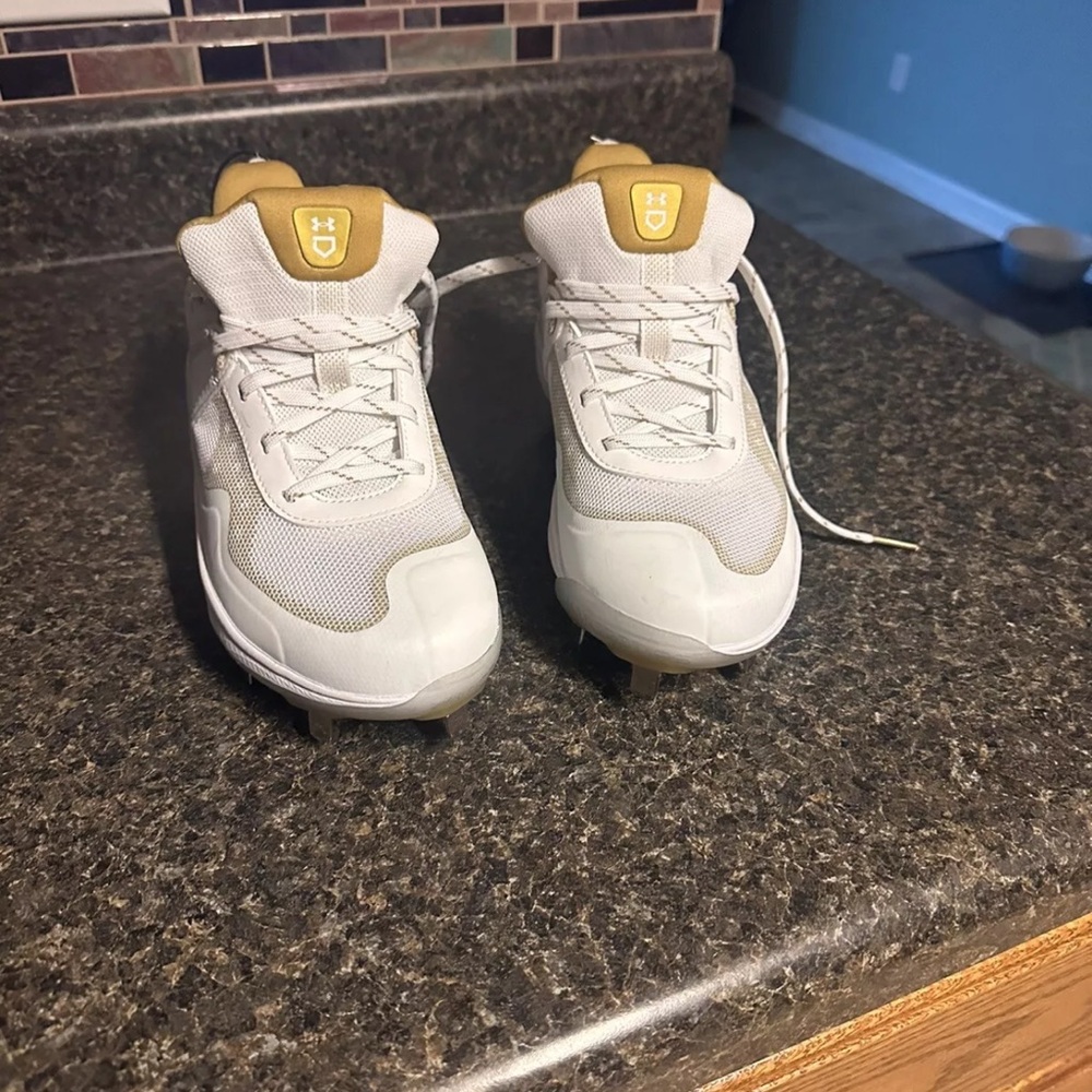 Under Armor new Men’s metal cleats size 8